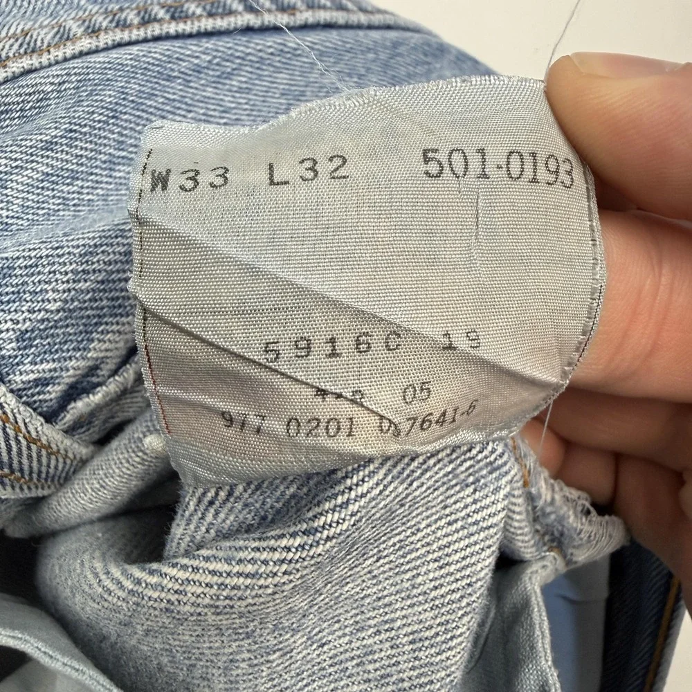 Vintage Levis 501 Y2K Jeans Mens 33x32 Light Wash Blue Button Fly Denim 90s